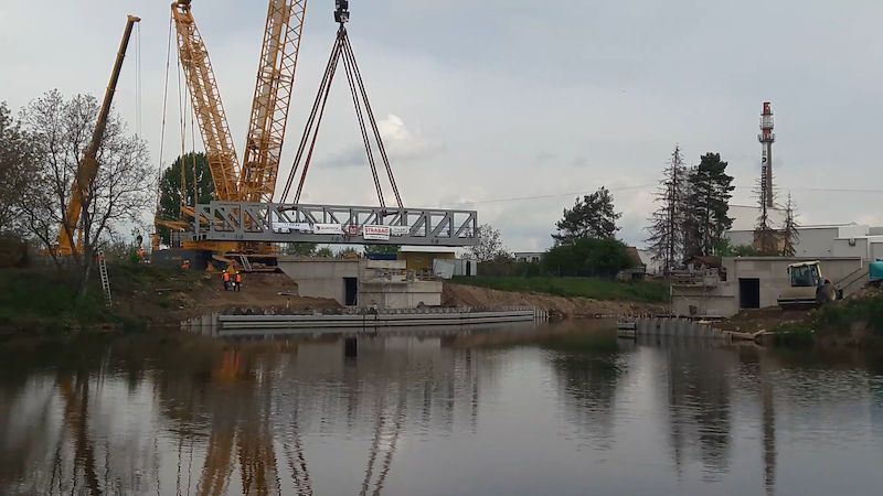 V Lužci nad Vltavou usazují první zdvihací železniční most v republice